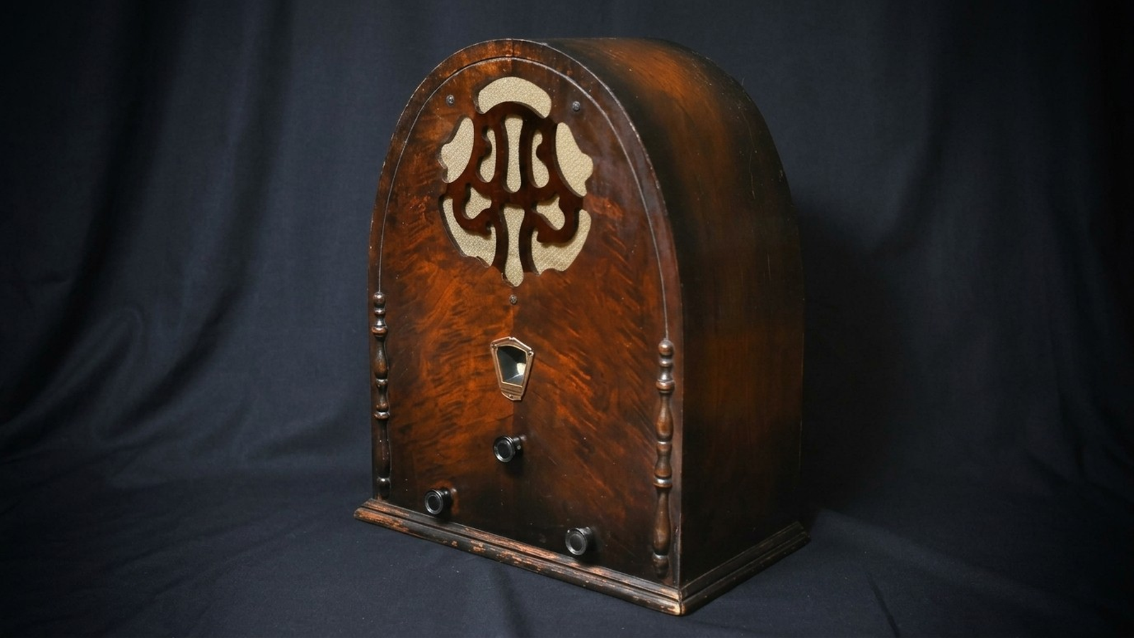 La radio comenzó a unir hogares hace 106 años