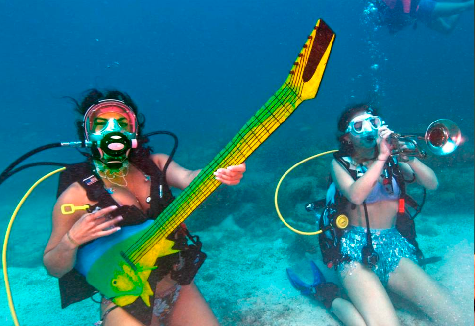 Hicieron concierto bajo el agua para promover cuidado de arrecifes