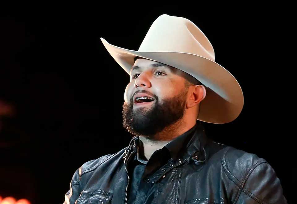 Así cantó el reconocido vallenato ‘obsesión” el cantante mexicano Carin León