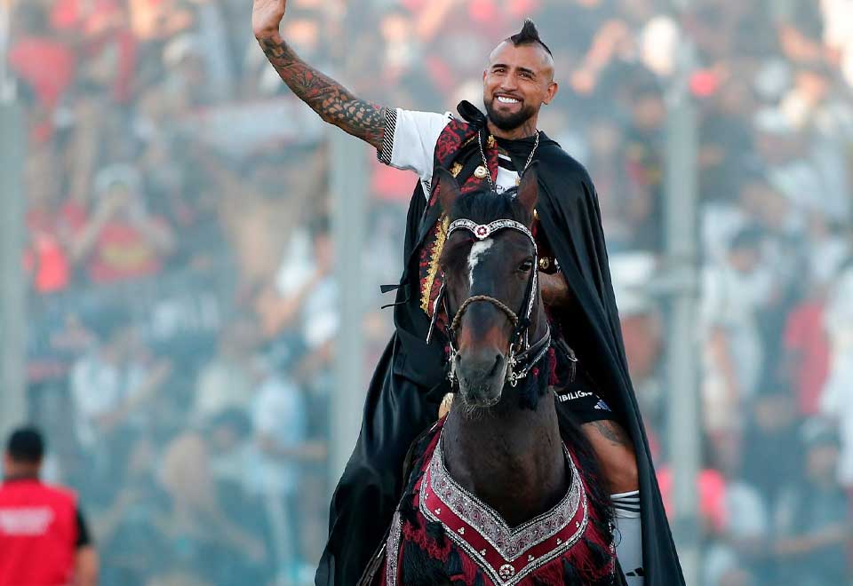 Arturo Vidal llego en helicóptero en su regreso al Colo Colo