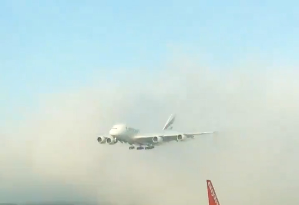 Sorprendente imagen de un avión cruzando las nubes