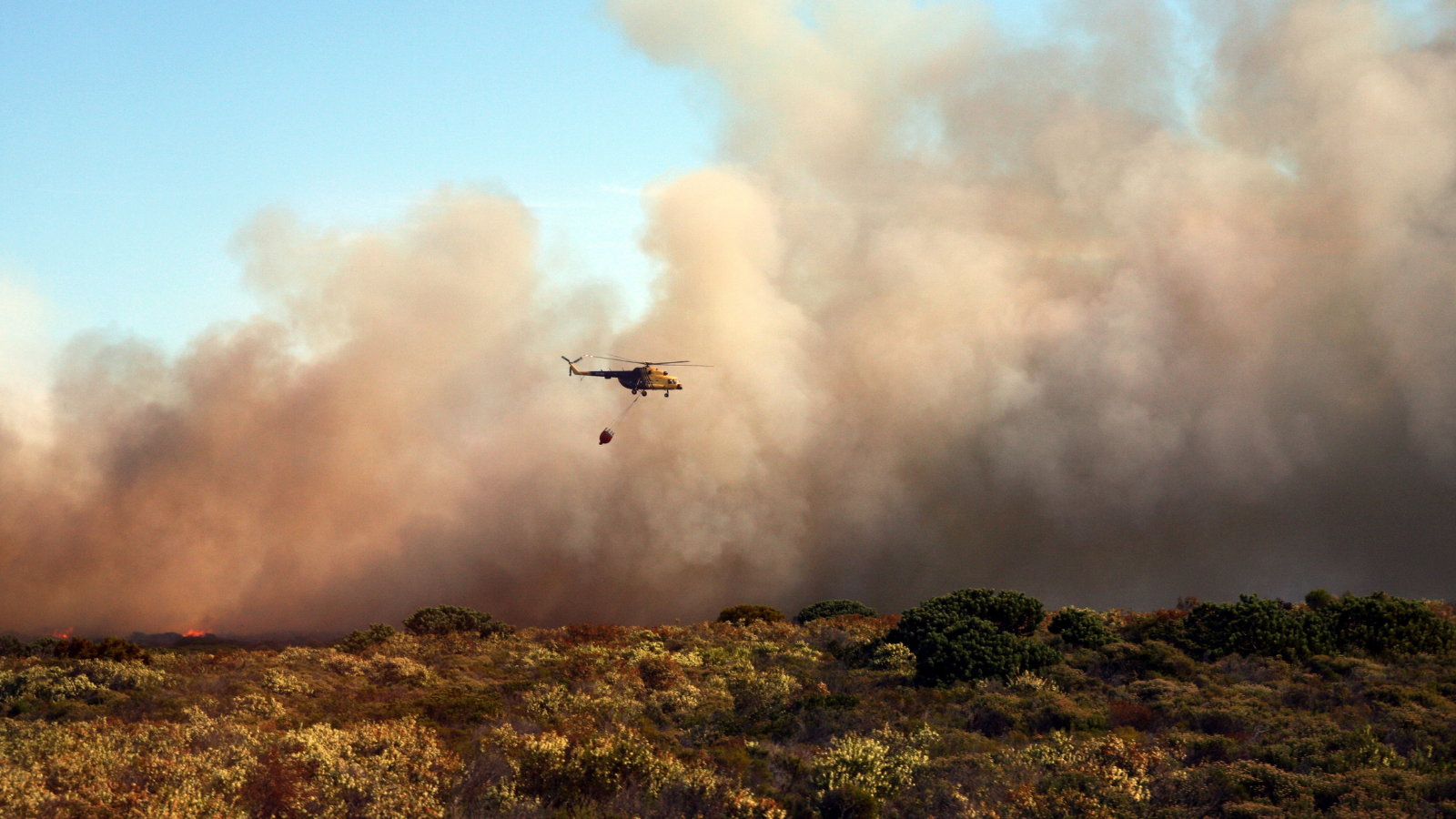 Helicóptero refuerza combate al incendio entre La Vega y San Francisco