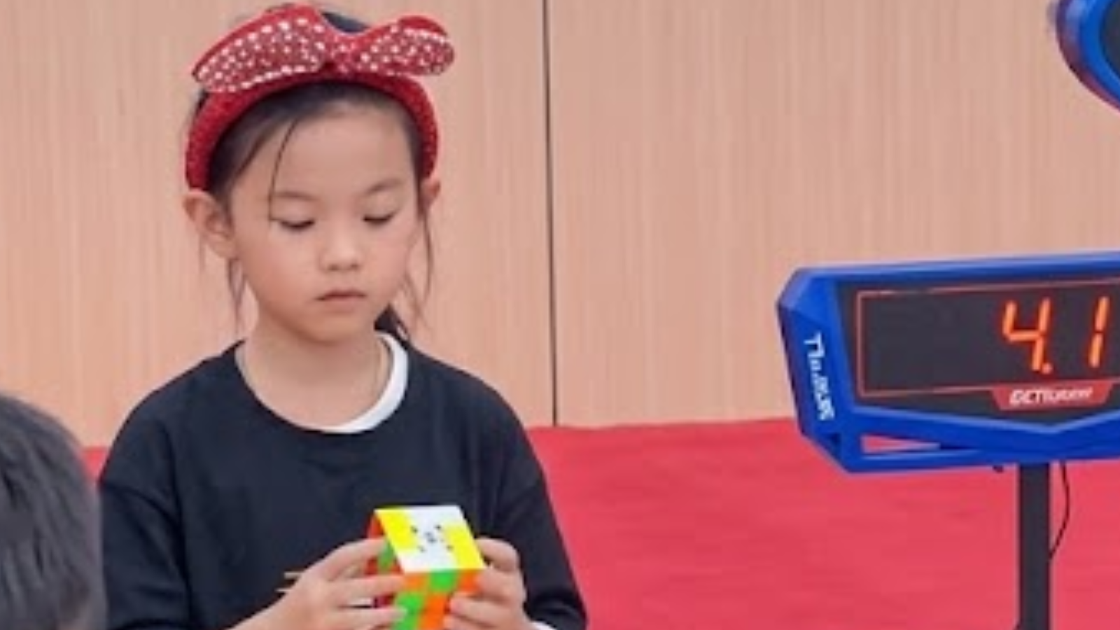 Niña de 6 años bate récord mundial de Rubik