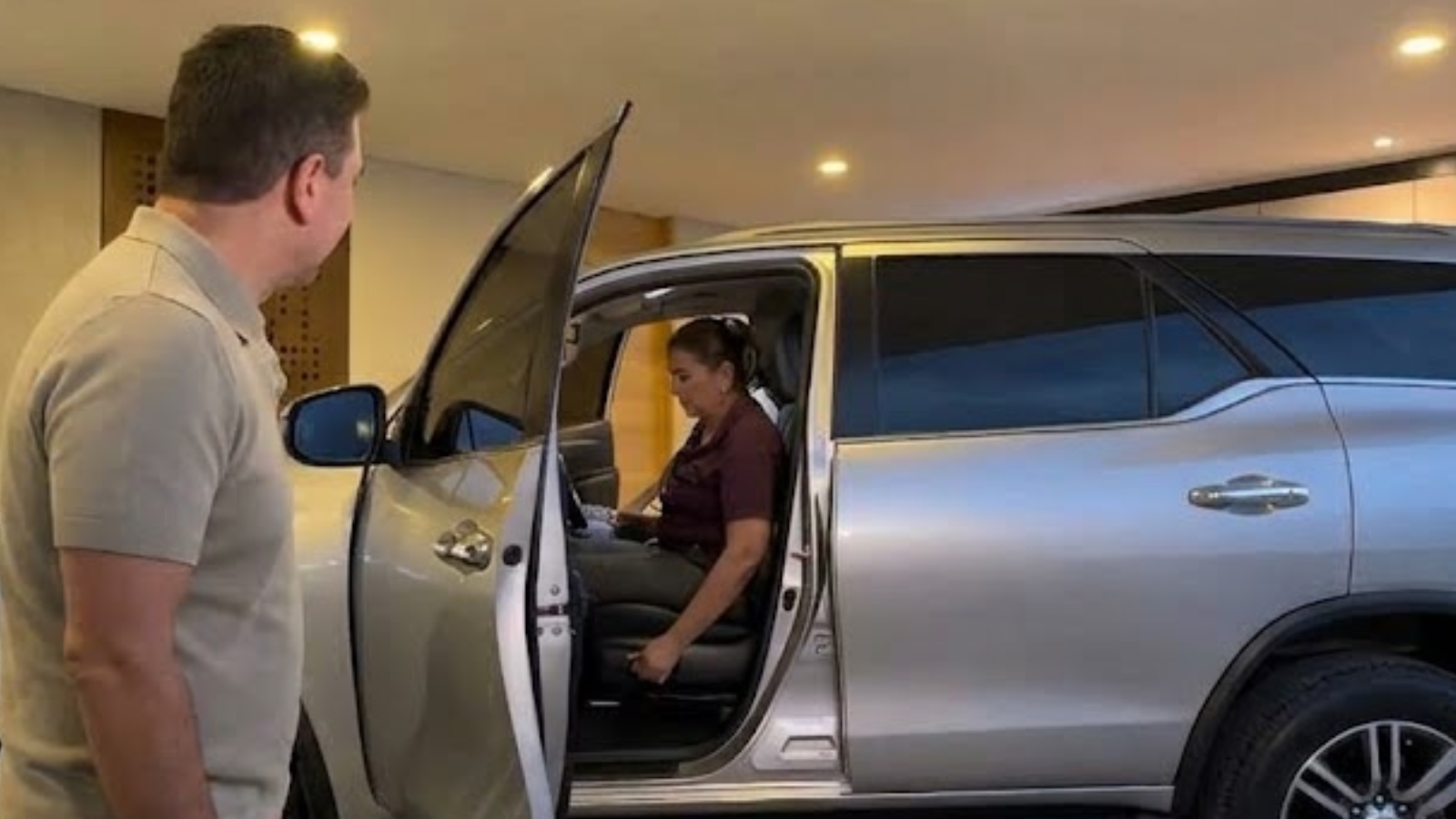 Jhonny Rivera regaló camioneta a su hermana