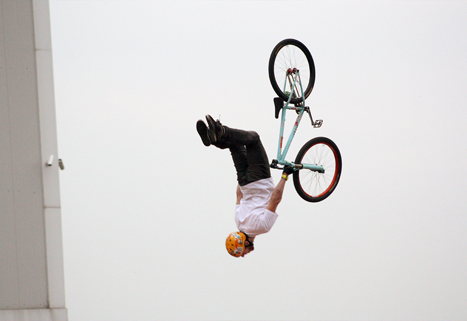 [Video] Increíble hazaña en bicicleta