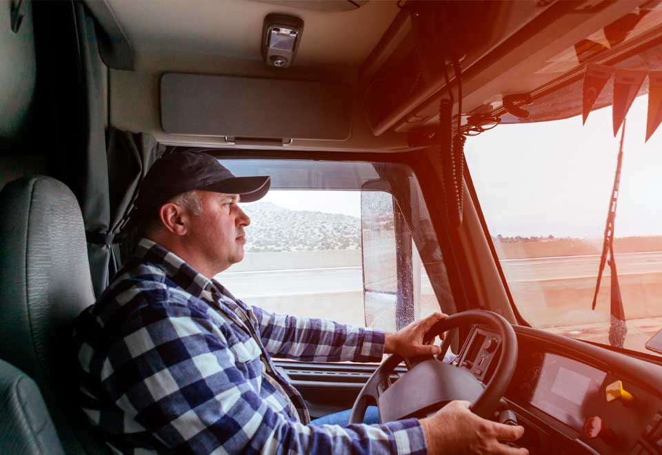 [Video] Camionero le regaló unos guantes a un motociclista