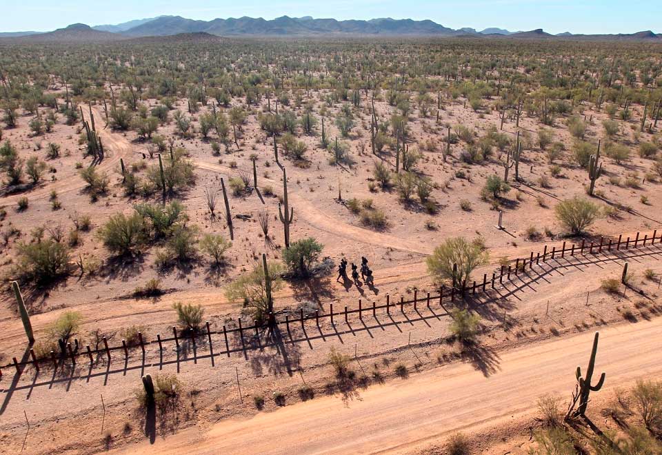 Joven de 18 años fue abandonado por coyotes en la frontera y esto paso