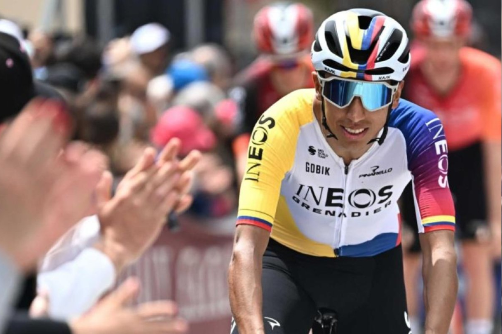 Egan Bernal firme en el podio del Giro y lamentos por el retiro de Buitrago
