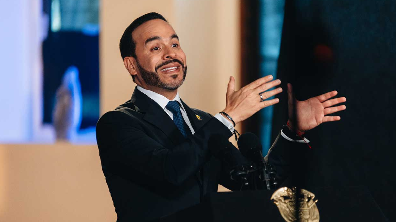 Anuncian recortes por crisis fiscal.