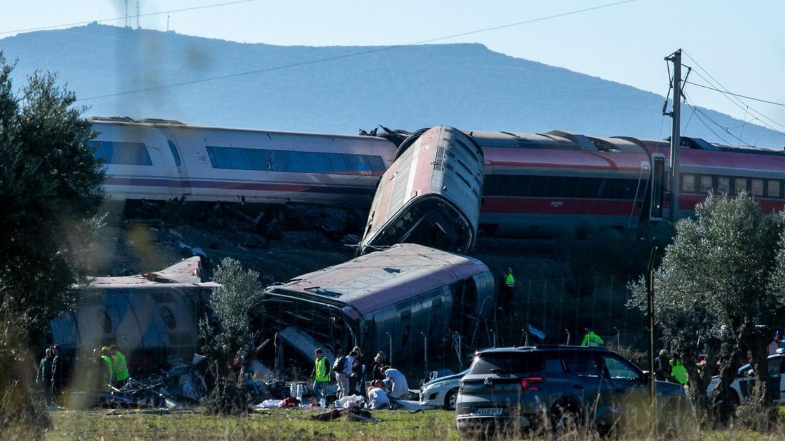 Suben a 69 los muertos en choque de trenes