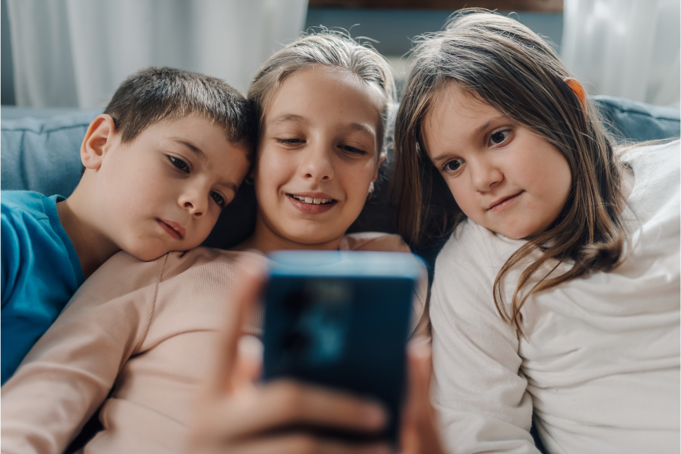 Niños colombianos pasan 8,5 horas al día en internet: expertos advierten sobre el diseño adictivo de las redes sociales
