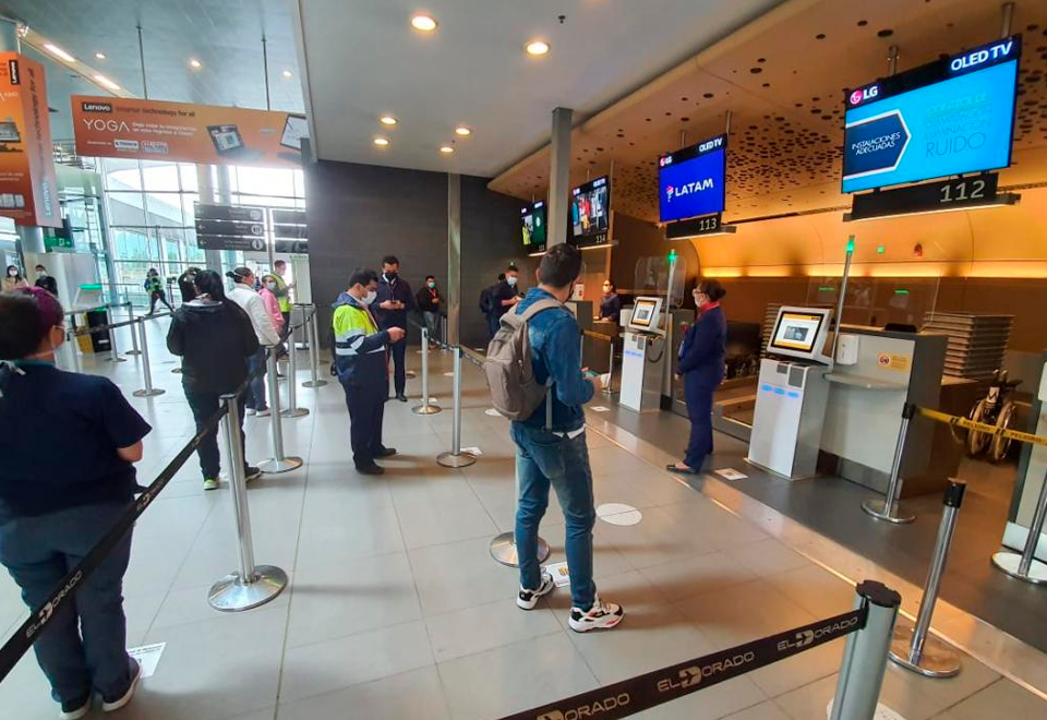 Capturan al extranjero que golpeó a un policía en el aeropuerto El Dorado