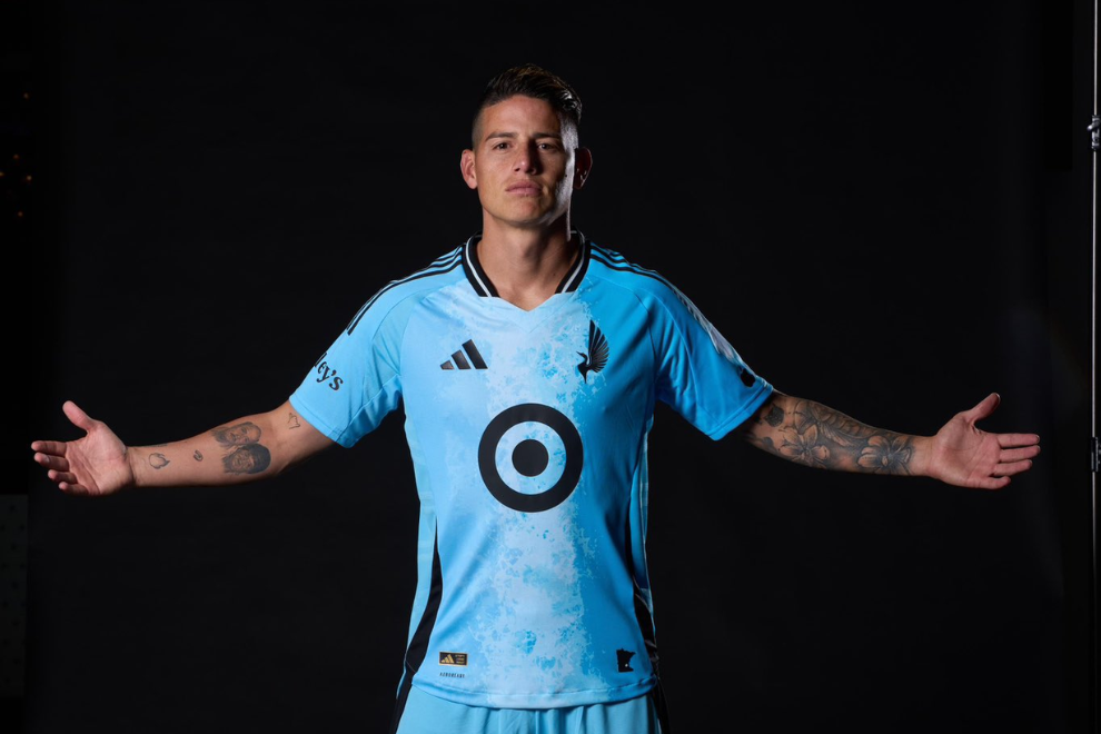 James ya posa con el jersey de su nuevo equipo