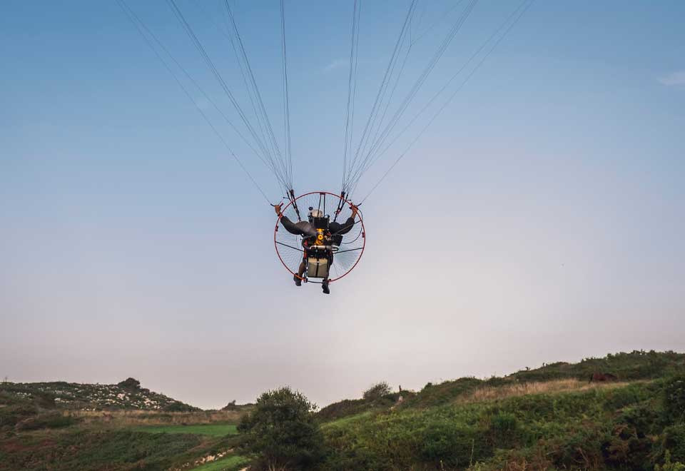 Youtuber cayó de un parapente y milagrosamente sobrevivió