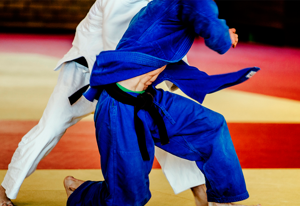 Madre en pleno combate salió a defender a su hijo