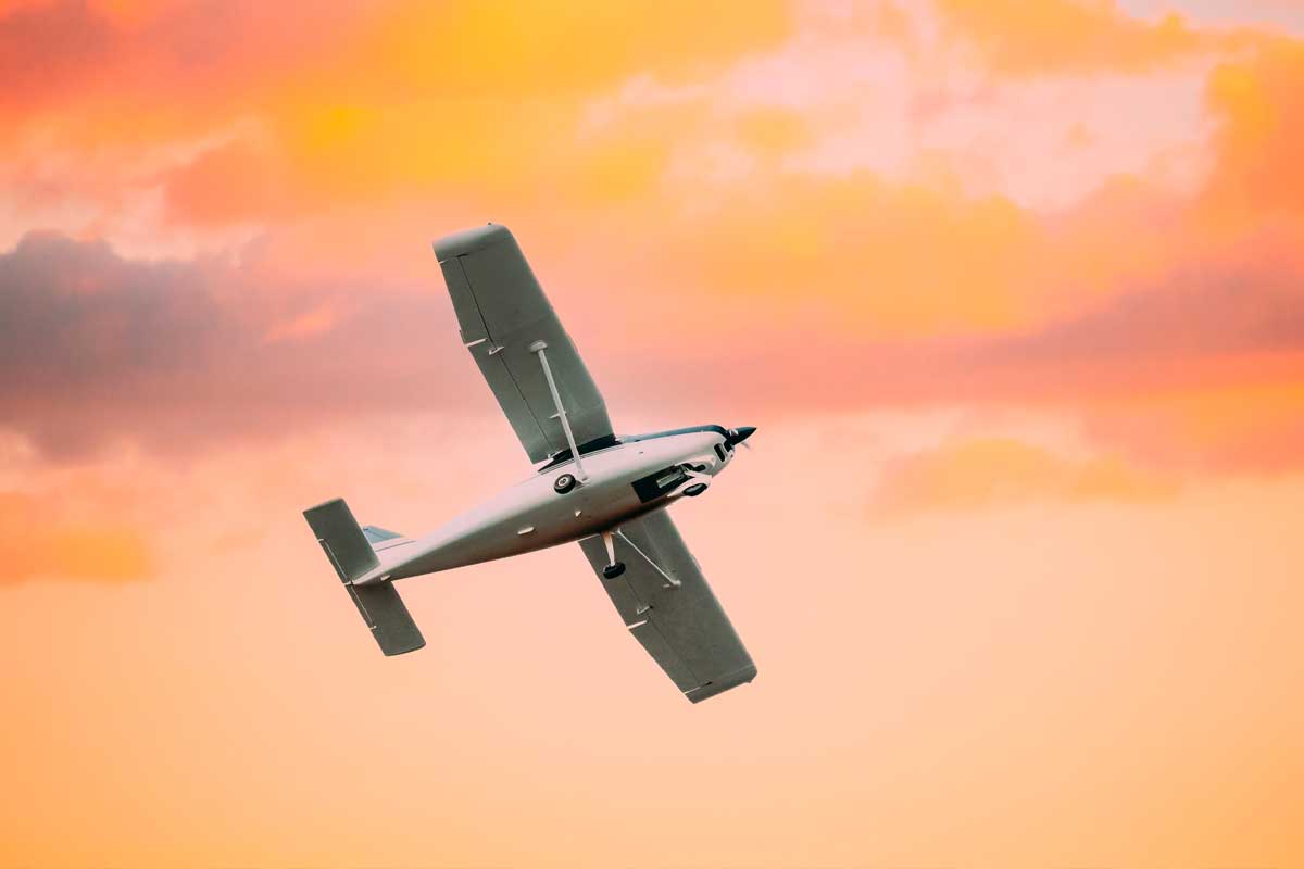 [Video] Piloto pasó 9 horas en el ala de una avioneta accidentada