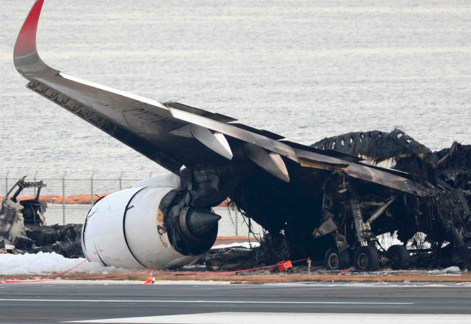 Así quedó el avión que se estrelló con otro en Japón