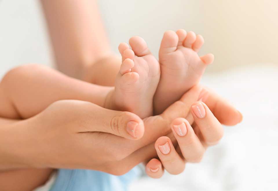 [Video] Así fue la reacción de un bebe luego del primer beso de su madre