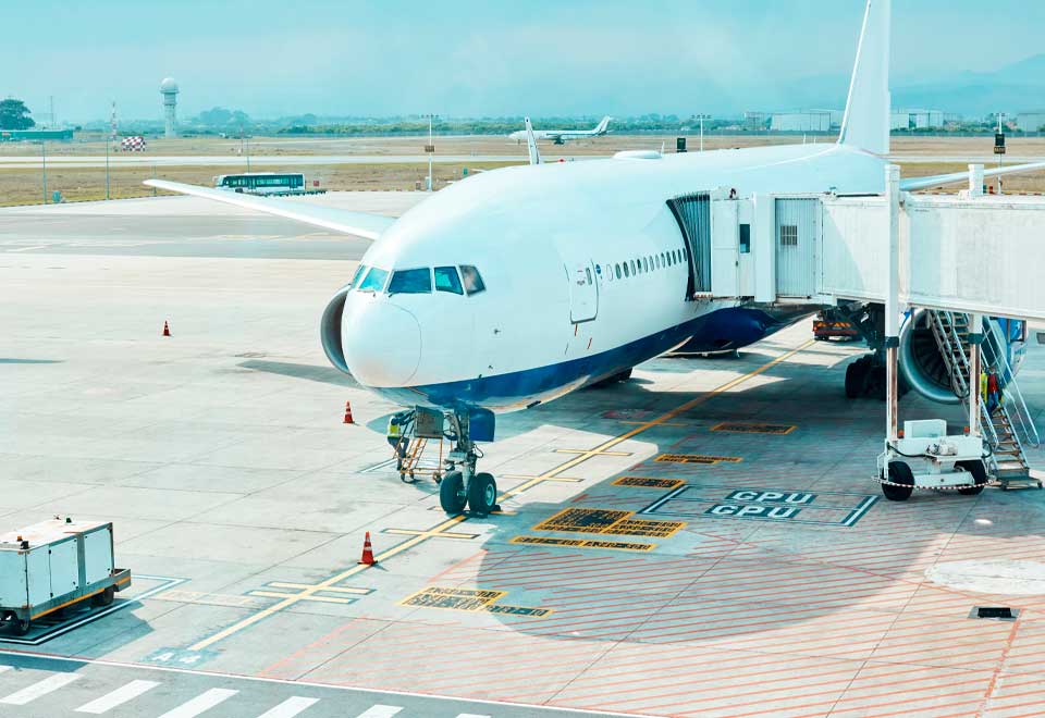 [Video] Por poco y les cae esclera de embarque de un aeropuerto a trabajadores