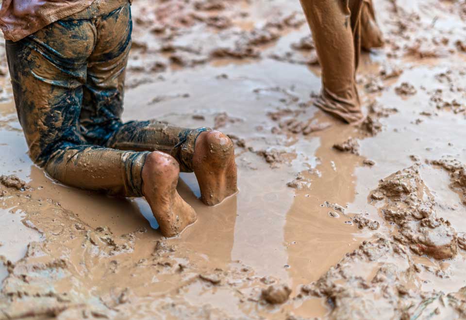 [Video] Vean estos dos jugando en el barro