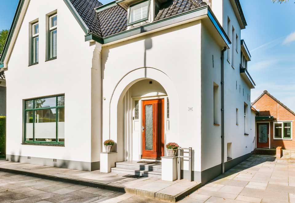 [Video]Ladrón se camufla en bolsa de basura para robarse un paquete en EE.UU.