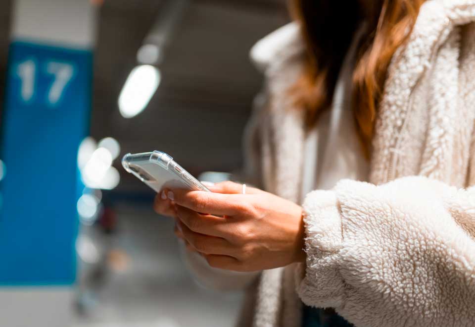 [Video] En esta ciudad del mundo ciudadanos se amarran el celular para evitar robos