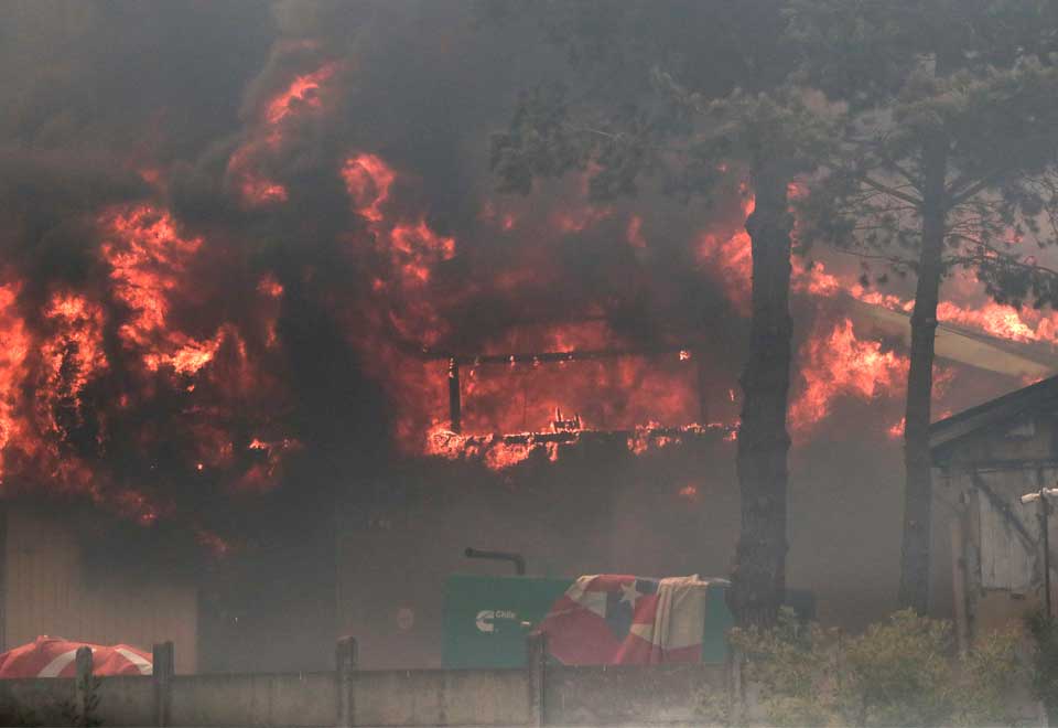 Más de 100 muertos en graves incendios en Chile