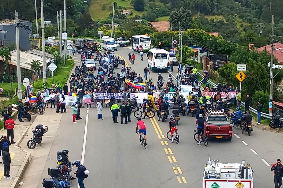 Bloqueos campesinos mantienen en vilo al país en medio del paro catastral