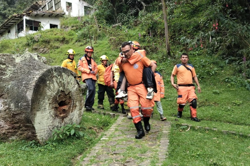 Siete personas sobreviven a una noche perdidas en Monserrate tras refugiarse en una cueva