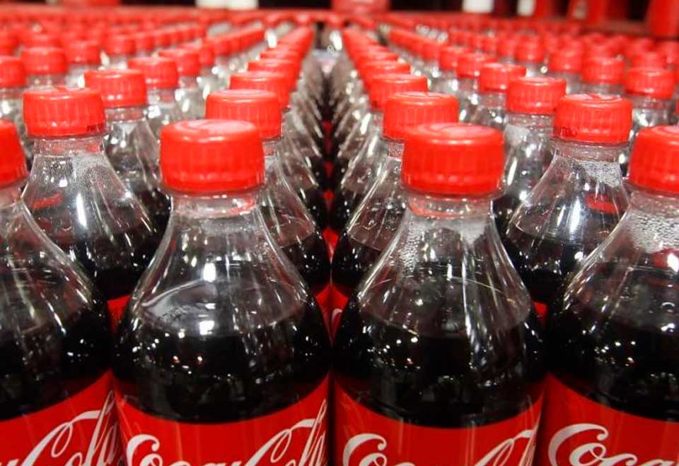 [Video] Hombre intenta apagar incendio con Coca Cola