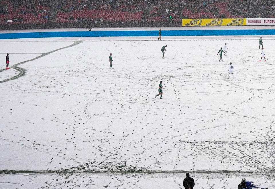 Hinchas entraron en la cancha para sacar la nieve y jugar un partido en Suiza