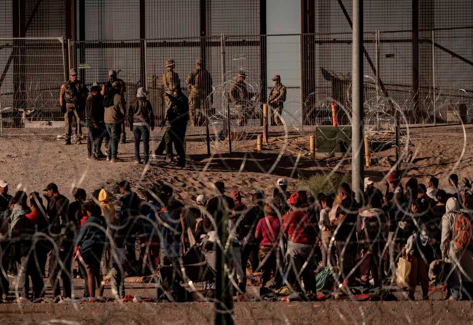 Migrantes se enfrentan a guardias fronterizos en la frontera entre México y EE.UU.