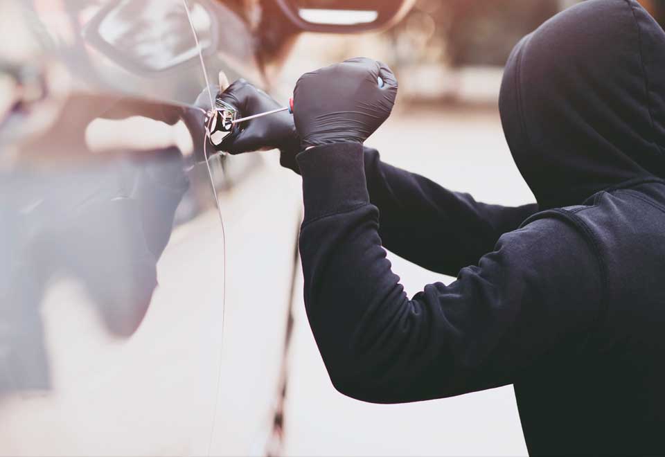 [Video] Se robó un espejo de un carro y mire lo qué pasó