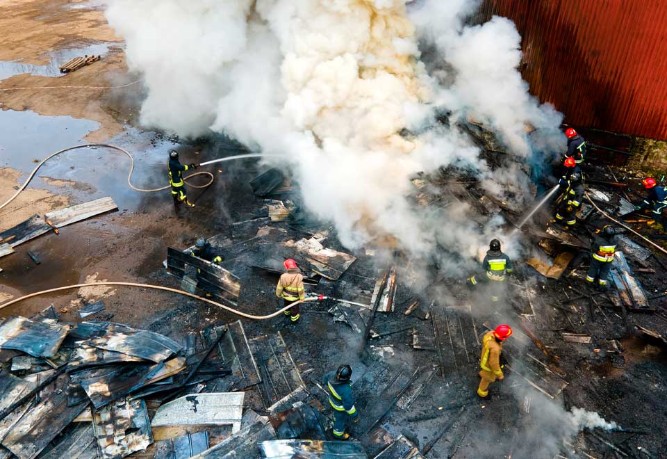 [Video] ¡Impresionante! Un trabajador es salvado por una grúa en un incendio