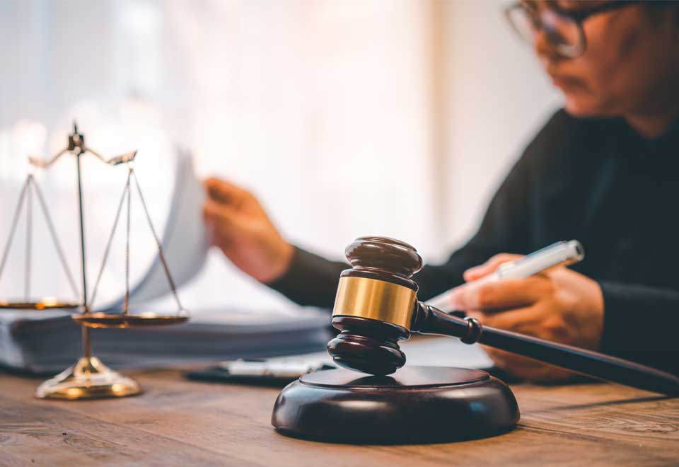 [Video] Hombre ataca a juez porque le negó la libertad condicional