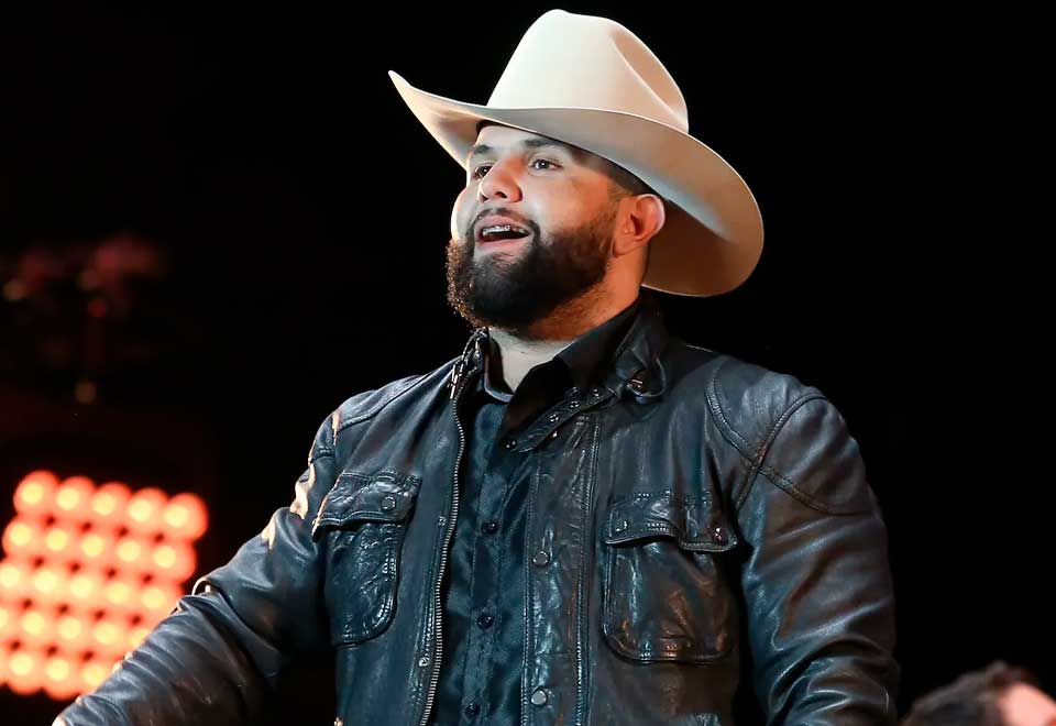 Carin León llega a Medellín