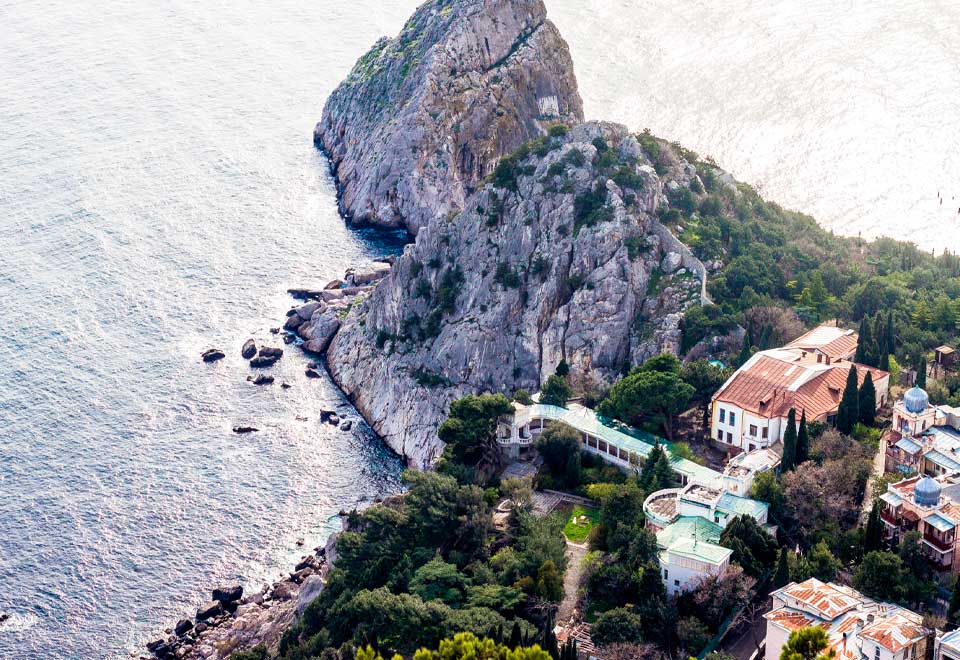 [Video]Hombre se niega salir de su mansión, así esté a punto de derrumbarse