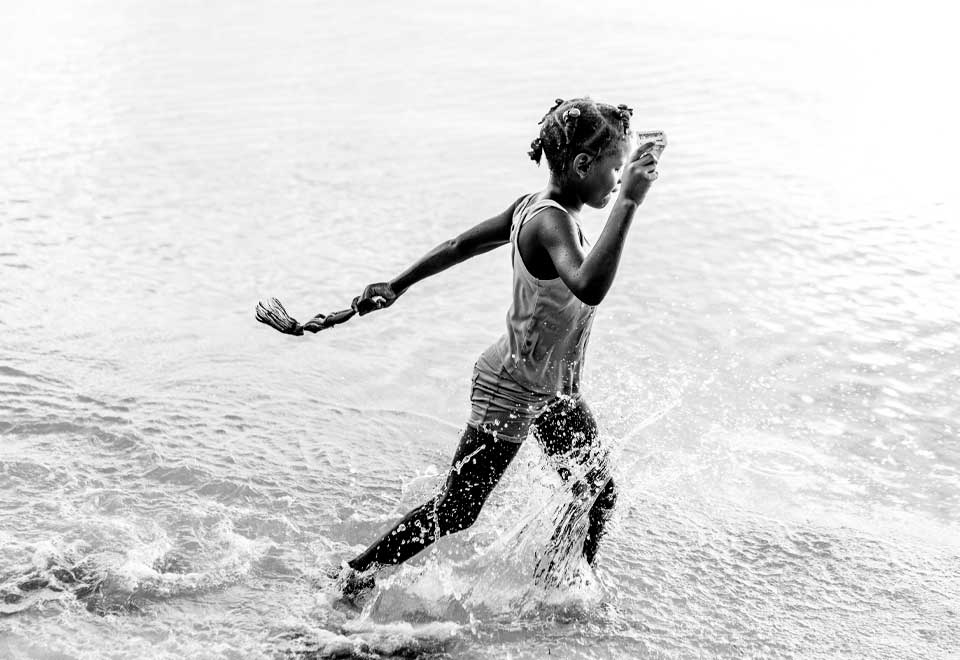 [Video] Mire la reacción de una niña usando calzado por primera vez