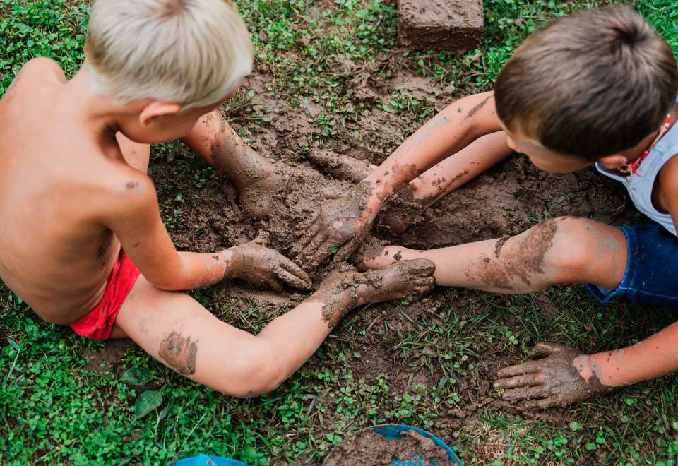 [Video] ¿Qué tal estos niños jugando en el lodo?
