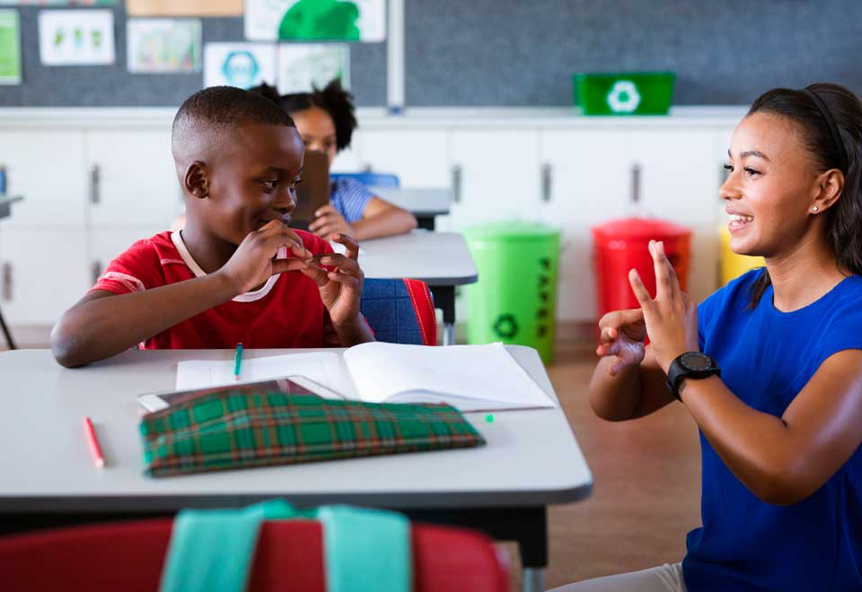 Niños aprenden lengua de signos para cantarle feliz cumpleaños a un portero sordo