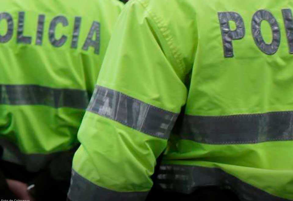 Policías capturados por extorsionar a ocupantes de un vehículo en Bogotá