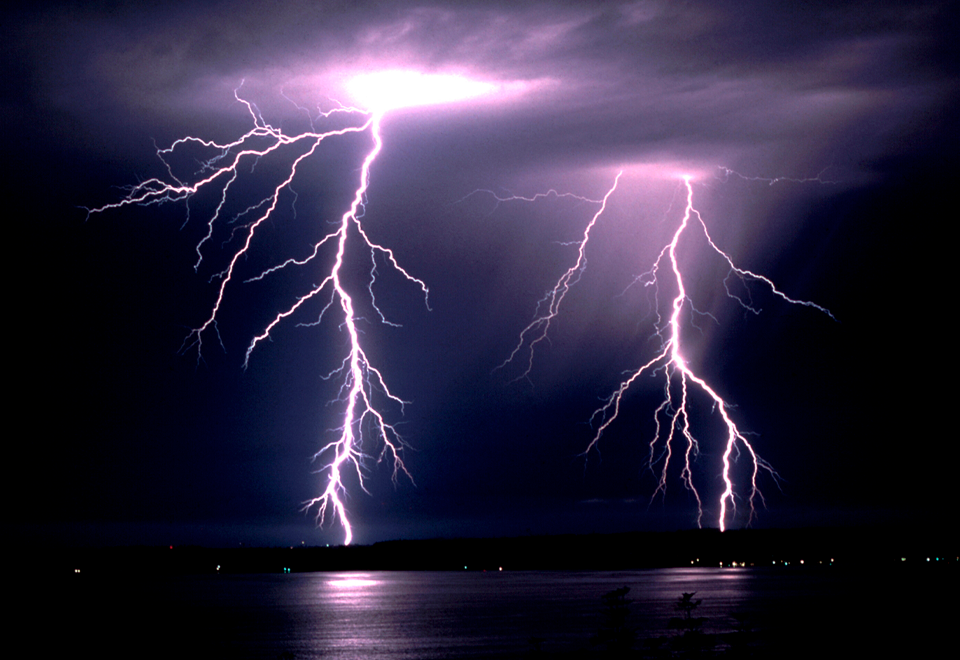 [Video] ¡Impresionante Rayo horizontal!