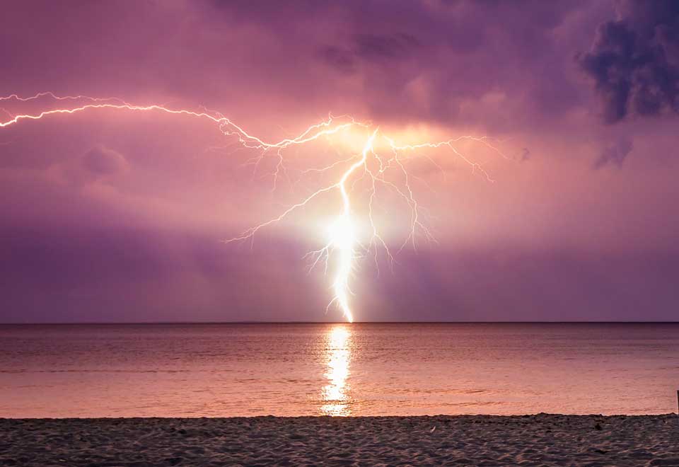 [Video]  A dos personas les cayó un rayo y murieron