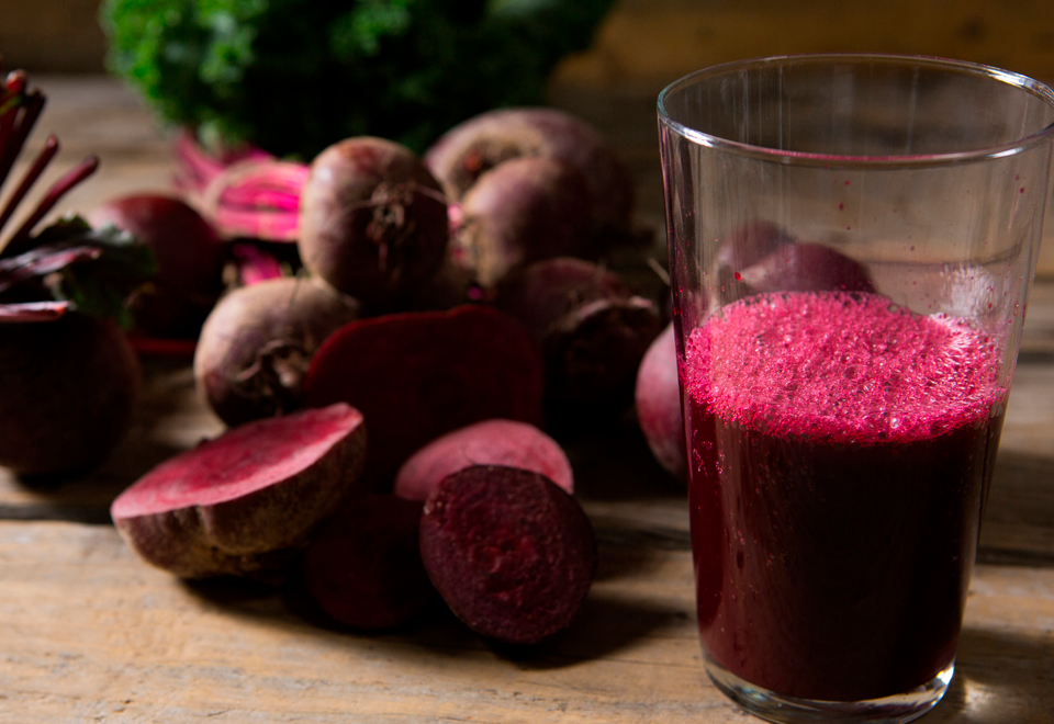 El jugo de remolacha diario podría ayudar a personas con problemas cardíacos comunes