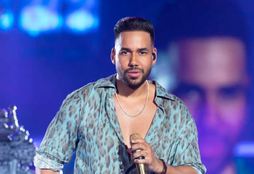 Romeo Santo cantó en Medellín con un Policía