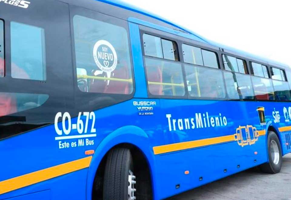 Bus del SITP quedó atrapado en tremendo cráter en plena vía