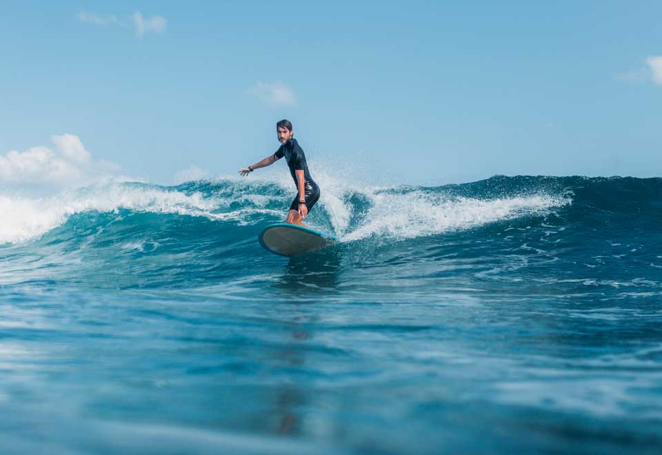 [Video] Hombre rompió récord al surfear impresionante ola
