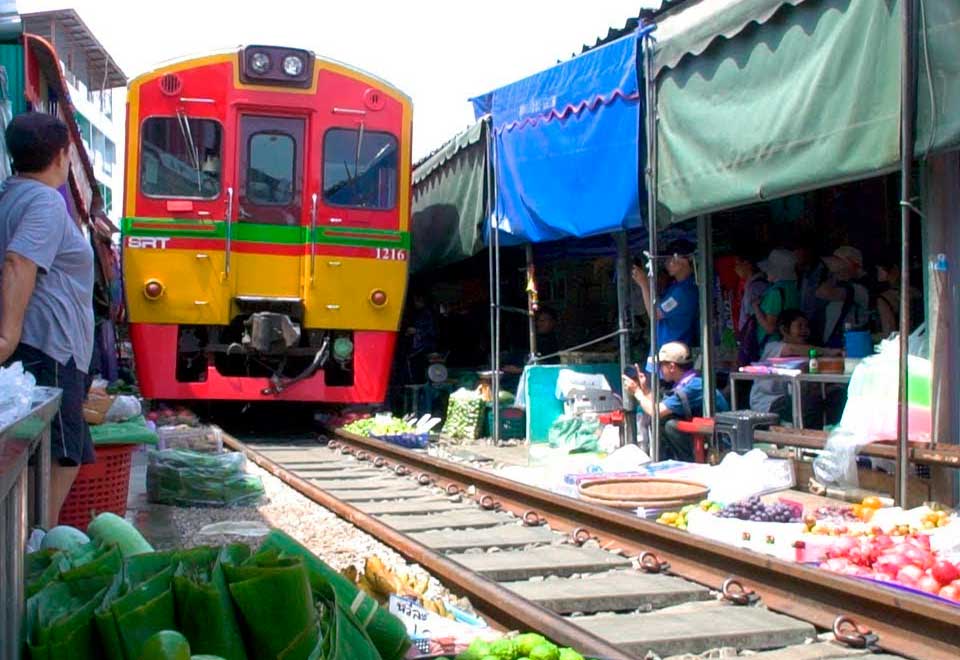 Así cuida un vendedor de frutas sus productos de los pasajeros del tren