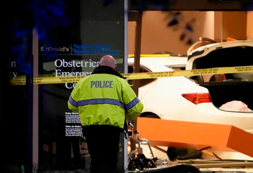 Vehículo se estrelló contra sala de emergencias en EEUU