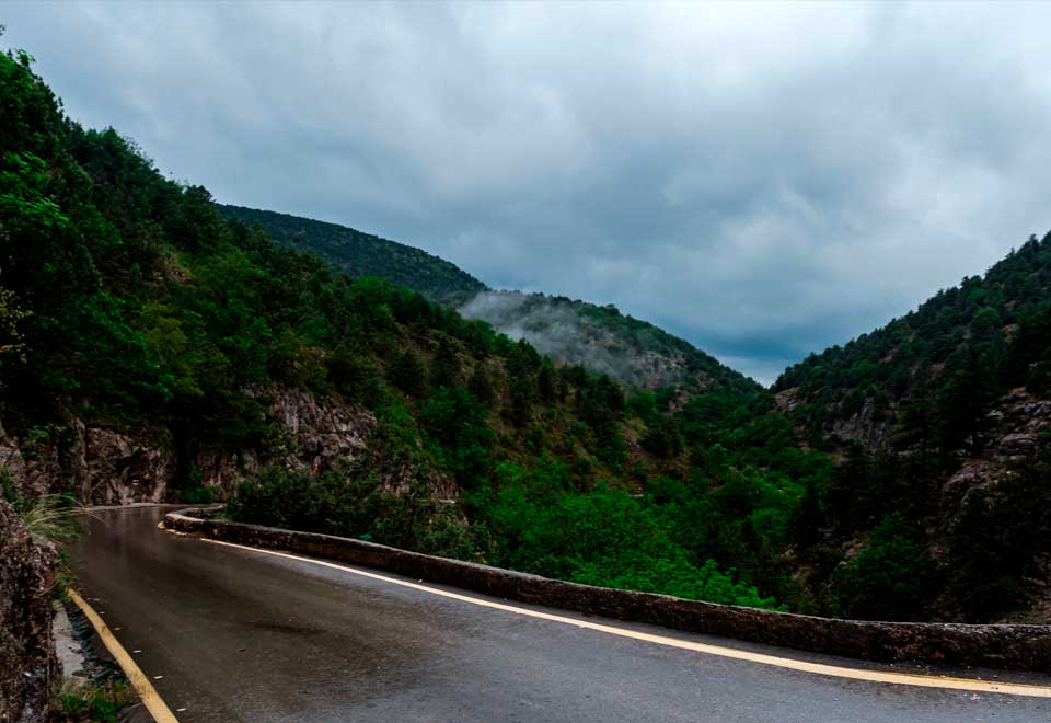 [Video] Impactante momento en el que rocas caen sobre varios autos en Perú